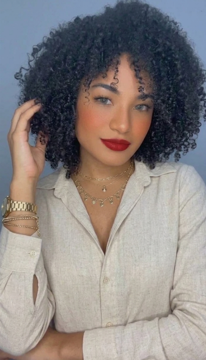Zahra Luz — consultora de imagem, cabelos cacheados, batom vermelho e joias douradas
